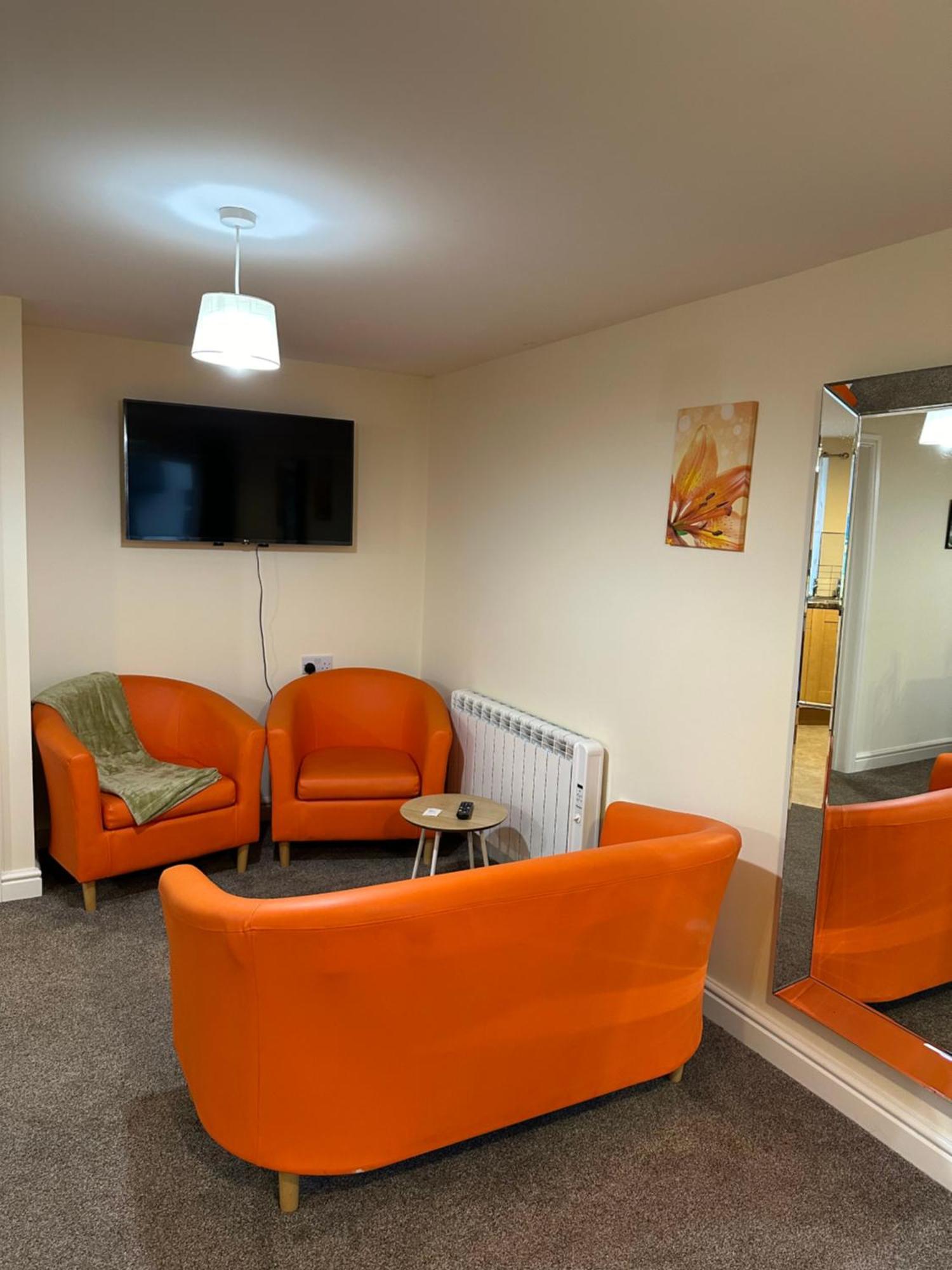 Orange Lilly In Stroud With Free Parking公寓 外观 照片